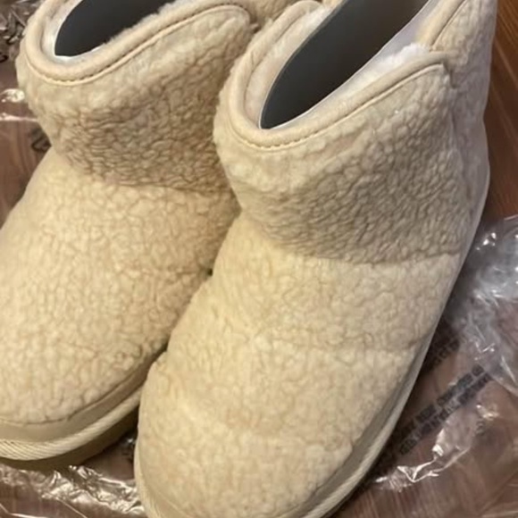 BRAND NEW girl youth old navy beige sherpa boots size 2Y - Picture 5 of 5